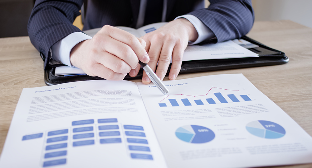 Broker pointing to line/bar graph